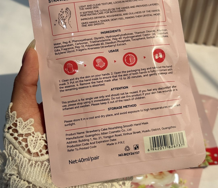 ماسک دست کیک توت فرنگی